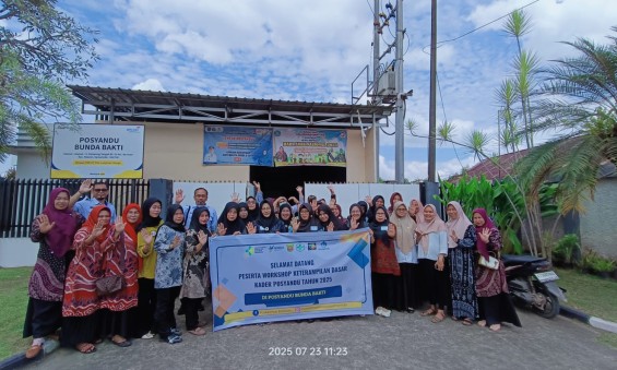 Peserta praktek workshop keterampilan dasar kader posyandu tahun 2025